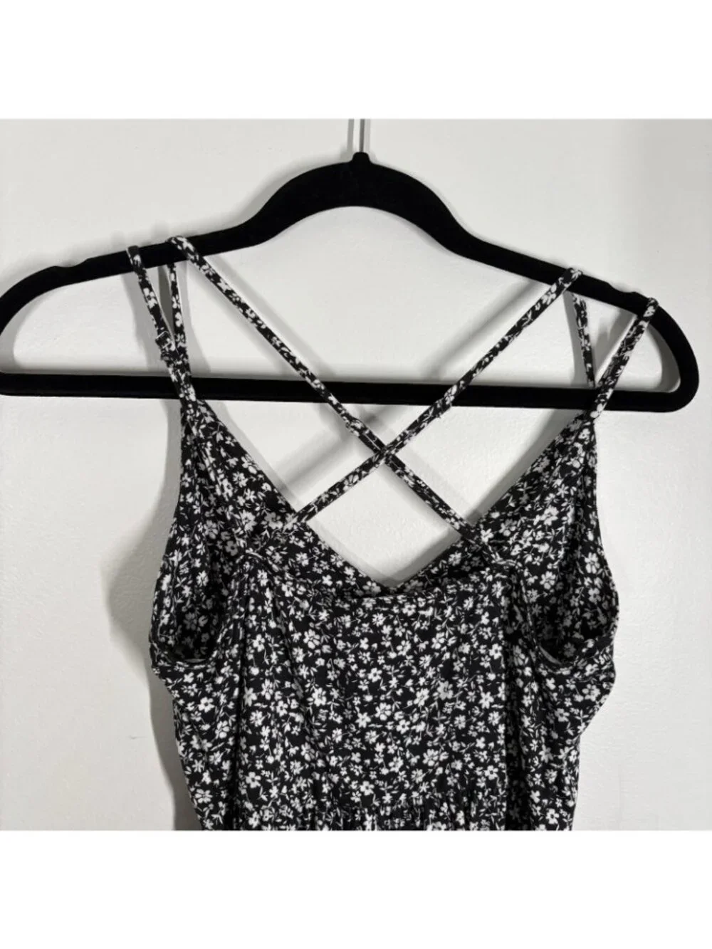 Urban Outfitters Women S Black White Floral Strappy V-Neck Sherri Romper NWT